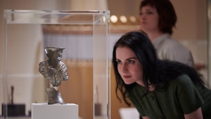 Una visitante observa uno de los ritones (vasos) de la exposición 'Lujo y Poder: de Persia a Grecia', en el British Museum.