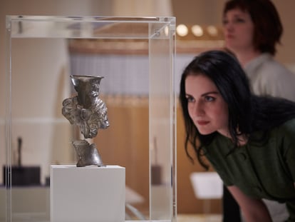 Una visitante observa uno de los ritones (vasos) de la exposición 'Lujo y Poder: de Persia a Grecia', en el British Museum.
