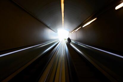 Una persona sale de la estación de metro de El Carmel , este miércoles en Barcelona, cuando se cumplen 46 días de confinamiento por el estado de alarma decretado por el Gobierno por la crisis del coronavirus.