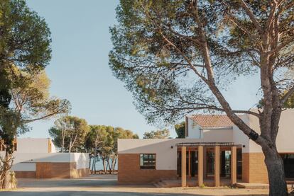 La recepción y las oficinas del 'camping' se giran levemente para permitir ver el mar. Foto: Joan Guillamat