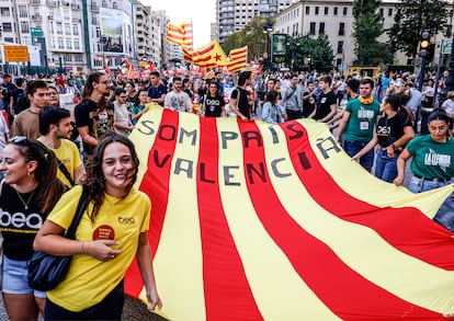 Una bandera desplegada en el transcurso de la manifestación que ha discurrido por el centro de Valencia en defensa del uso del valenciano. 