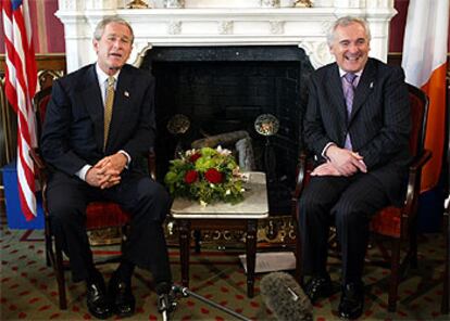 George W. Bush y Bertie Ahern se reúnen en el castillo de Dromoland (Irlanda).