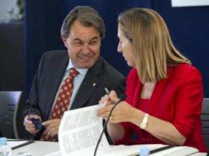 El presidente de la Generalitat de Cataluña, Artur Mas,iz., y la ministra de Fomento, Ana Pastor, durante la firma del acuerdo de colaboración para la construcción del nuevo acceso ferroviario al puerto de Barcelona.