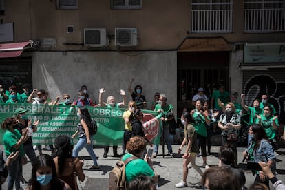Concentracion de la PAH para frenar un desahucio en Hospitalet del Llobregat (Barcelona), la semana pasada.