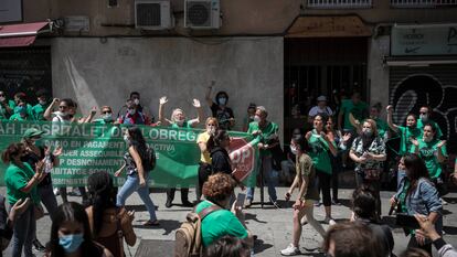 Concentración de la PAH para frenar el desahucio de Liliana en L'Hospitalet del Llobregat.