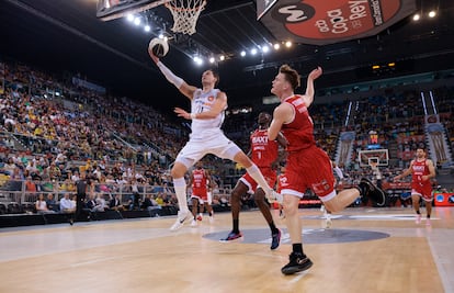 Hezonja lanza ante el Manresa, en una imagen de la ACB.