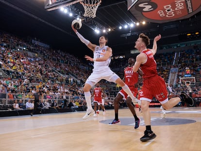 Hezonja lanza ante el Manresa, en una imagen de la ACB.