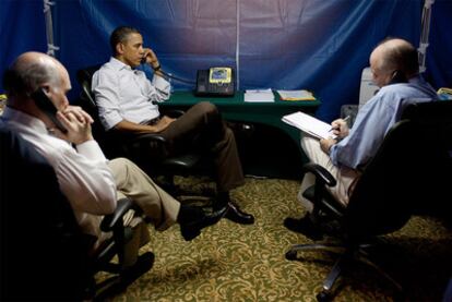 El presidente Obama habla por teléfono, este domingo, sobre la situación en Libia durante una reunión con el asesor de Seguridad Nacional Tom Donilon (a la derecha).
