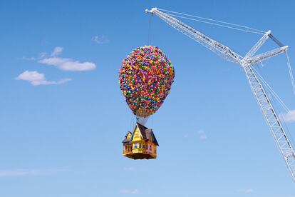 Este 2024, podrás alojarte en la casa colgada de 'Up', de 8.000 globos, gracias a Airbnb.