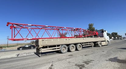 Un camión con una torre de telefonía recorre una carretera cerca de Mosul, tras abandonar un almacén de una compañía subsidiaria de Ericsson.