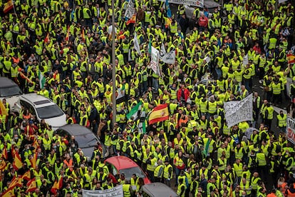 Centenares de personas participan en la manifestación del sector del transporte, en Madrid. La bonificación acordada supondrá una inyección de fondos de 600 millones de euros para el sector que, junto con otras ayudas, eleva el montante de las medidas a un total de 1.050 millones, según señaló la ministra de Transportes, Movilidad y Agenda Urbana (Mitma), Raquel Sánchez.