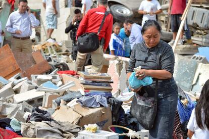 Habitantes de Ciudad de Acuña recuperan algunas de sus pertenencias, después de que en apenas seis segundos un tornado destruyera sus hogares.