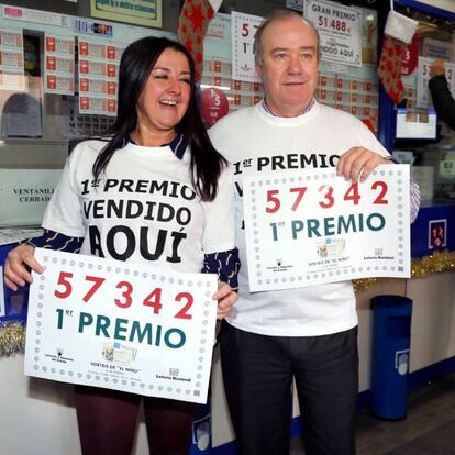 Responsables de la administración de loterias nº 11 de Albacete celebran haber dado parte del primer premio del sorteo de El Niño.