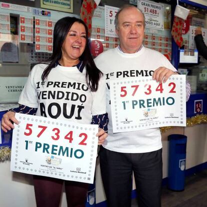 Responsables de la administración de loterias nº 11 de Albacete celebran haber dado parte del primer premio del sorteo de El Niño.