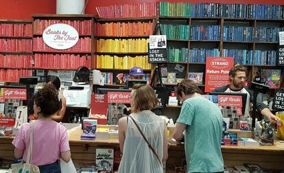 Venta de libros de colores, en la librería Strand de Nueva York.