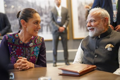 Claudia Sheinbaum conversa con el primer ministro de la India, Narendra Modi, durante una reunión del G-7, en Canadá.