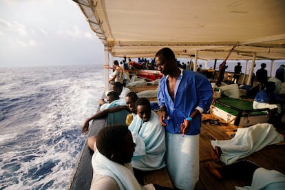 Vista general de la popa del buque con los migrantes rescatados en el mar Mediterráneo, el 5 de agosto.