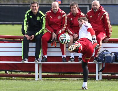 Casillas controla el balón bajo la atenta mirada de los técnicos.