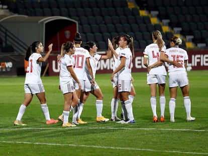 Las jugadoras de la selección española celebran uno de los goles marcados este sábado ante Moldavia en el estadio Zimbru de Chisináu.