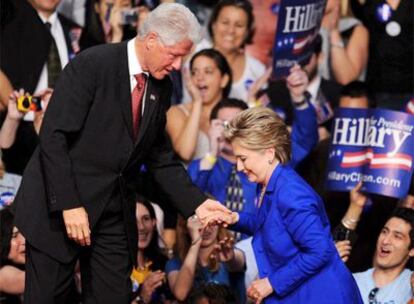 Bill y Hillary Clinton llegan al acto de campaña del martes pasado en Nueva York.