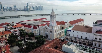 El casco antiguo de Panamá fotografiado desde la azotea del Central Hotel. Al fondo, la ciudad moderna.