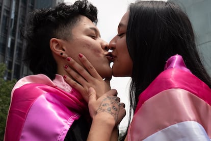 Dos mujeres se besan durante una marcha para exigir el fin de la discriminación contra lesbianas, en Ciudad de México.