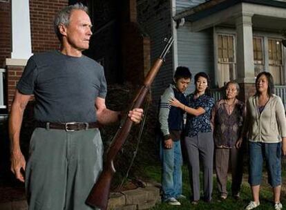 Clint Eastwood, junto a sus vecinos, en un fotograma de <i>Gran Torino.</i>