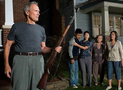 Clint Eastwood, junto a sus vecinos, en un fotograma de <i>Gran Torino.</i>