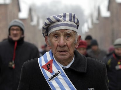 Un superviviente del Holocausto camina dentro del antigua campo de concentración antes de una ceremonia para conmemorar el 69 aniversario de la liberación del campor de concentración de Auschwitz para recordar a las víctimas