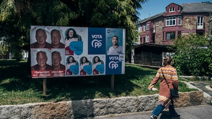 Carteles de la campaña electoral del pueblo que se llevó las pasadas navidades casi la mitad del premio Gordo de la Lotería, 180 millones.