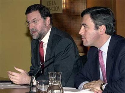 Mariano Rajoy y Ángel Acebes, durante su rueda de prensa de ayer.