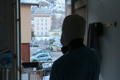 Uno de los refugiados mira por la ventana del baño –solo hay dos en toda la casa–. Para muchos, el sueño se llama París.