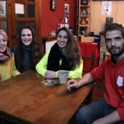 Yoli, Julia, Lidia and Gonzalo live in Peralejos.
