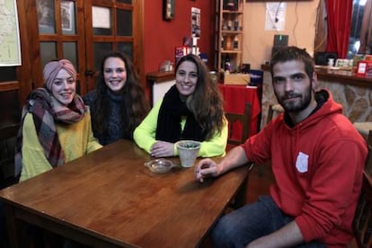 Yoli, Julia, Lidia and Gonzalo live in Peralejos.