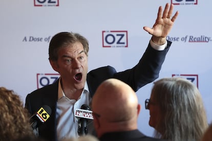 El contrincante de Fetterman, Mehmet Oz, candidato del Partido Republicano al senado. Es mejor conocido como Dr. Oz, su personalidad televisiva que ha aparecido en el programa de Oprah Winfrey y tuvo su propio programa. Otros médicos han pedido a la Universidad de Columbia, en la que Oz es profesor, que cese de emplearlo debido a su promoción de pseudociencia y tratamientos milagro en sus apariciones televisivas.