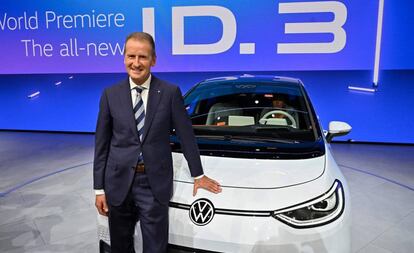 Herbert Diess, consejero delegado de Volkswagen, junto al eléctrico ID.3.