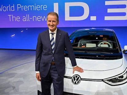 Herbert Diess, consejero delegado de Volkswagen, junto al eléctrico ID.3.