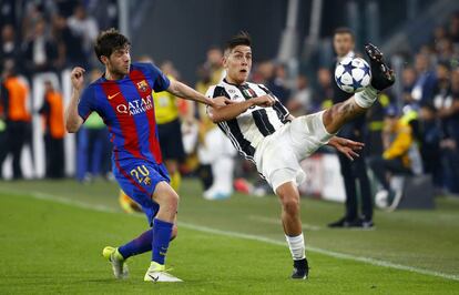 Paulo Dybala, de la Juventus, en acción ante el jugador del Barcelona, Sergi Roberto.