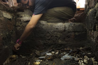 Arqueólogos encontraron la ofrenda 174 a pocos metros del Templo Mayor, en una bóveda excavada bajo la calle Guatemala.