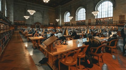 Un entorno silencioso, como el interior de la biblioteca pública de Nueva York (en la foto), es ideal para fomentar el aprendizaje.