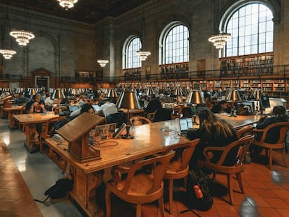 Un entorno silencioso, como el interior de la biblioteca pública de Nueva York (en la foto), es ideal para fomentar el aprendizaje.