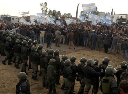 La policía intenta impedir que cientos de agricultores bloqueen el sábado una carretera en Gualeguaychú, en la frontera de Argentina con Uruguay.