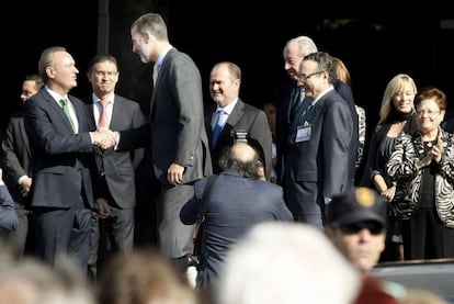  El rey Felipe VI se despide del presidente de la Comunidad Valenciana, Alberto Fabra, tras inaugurar el XVII Congreso Nacional de la Empresa Familiar el lunes