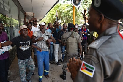 Partidarios del líder opositor mozambiqueño Venancio Mondlane, durante las protestas contra la investidura de Daniel Chapo, el miércoles en Maputo.