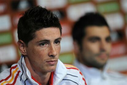 Fernando Torres, en primer plano, acompañado de Raúl Albiol en rueda de prensa