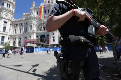 Un agente antidisturbios, en la plaza de Cibeles en julio de 2017.