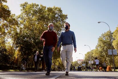 Ángel Carromero, por entonces director general de Coordinación de la Alcaldía, y el alcalde de Madrid, José Luis Martínez-Almeida, caminan por el paseo de Recoletos, en noviembre de 2020.