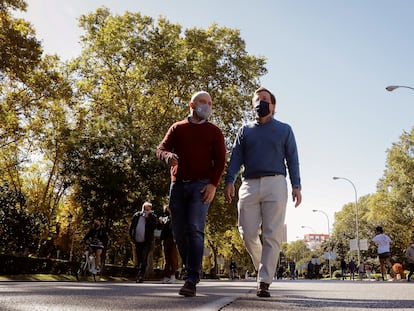 Ángel Carromero, por entonces director general de Coordinación de la Alcaldía, y el alcalde de Madrid, José Luis Martínez-Almeida, caminan por el paseo de Recoletos, en noviembre de 2020.