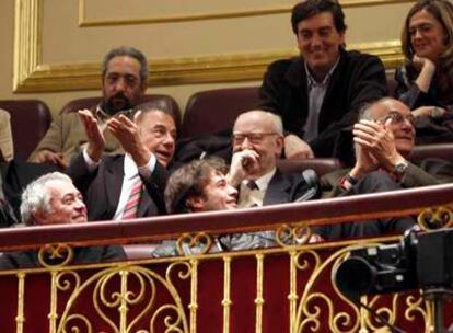 En la segunda fila, José Luis Borau, entre Juan Luis Galiardo, a la izquierda, y Carlos Saura. Delante, a la derecha, Liberto Rabal.