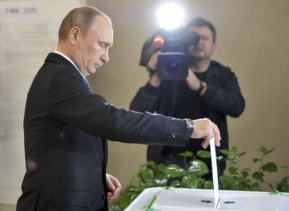 El presidente ruso, Vladmri Putin, en el momento de votar en el centro electoral.